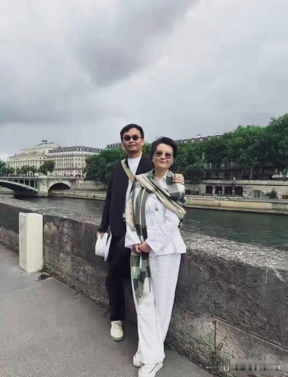 这是女明星袁立和老公一起外出游玩时的留影，她比以前胖了不少，身材发福的跟普通大妈