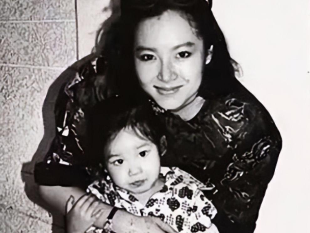 1984年，26岁的恬妞嫁给了印尼富豪，结婚当晚，她才知道老公已经有了一个妻子，