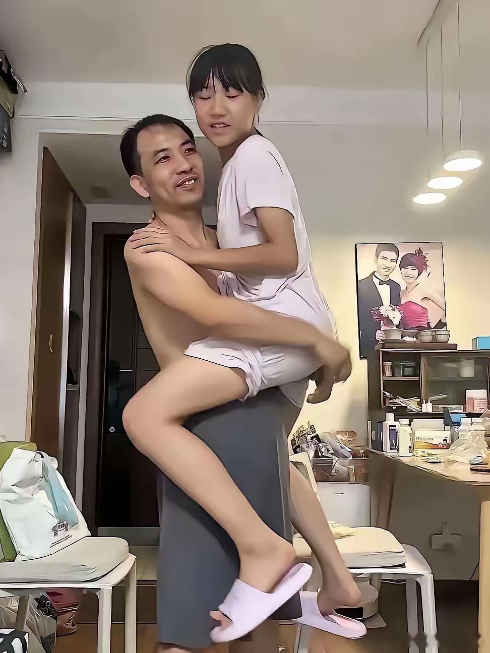 女儿已经17岁，父亲这样的相处方式真的合适吗？女儿已经17岁，属于快要成年的大姑