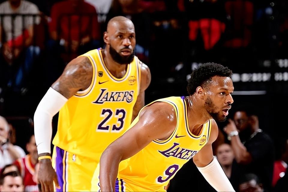 小里在季后赛适合打第六人，但第六人最多也就拿2500万左右


小里在季后赛适合