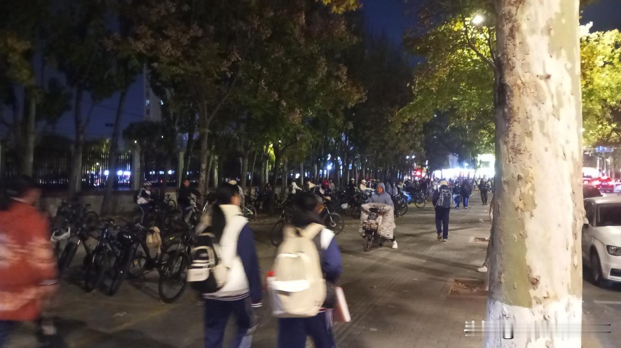 冬天这温度变化也忒快了！！

前一天还是阳光明媚，转眼间，晚上就起了大风，这冷空