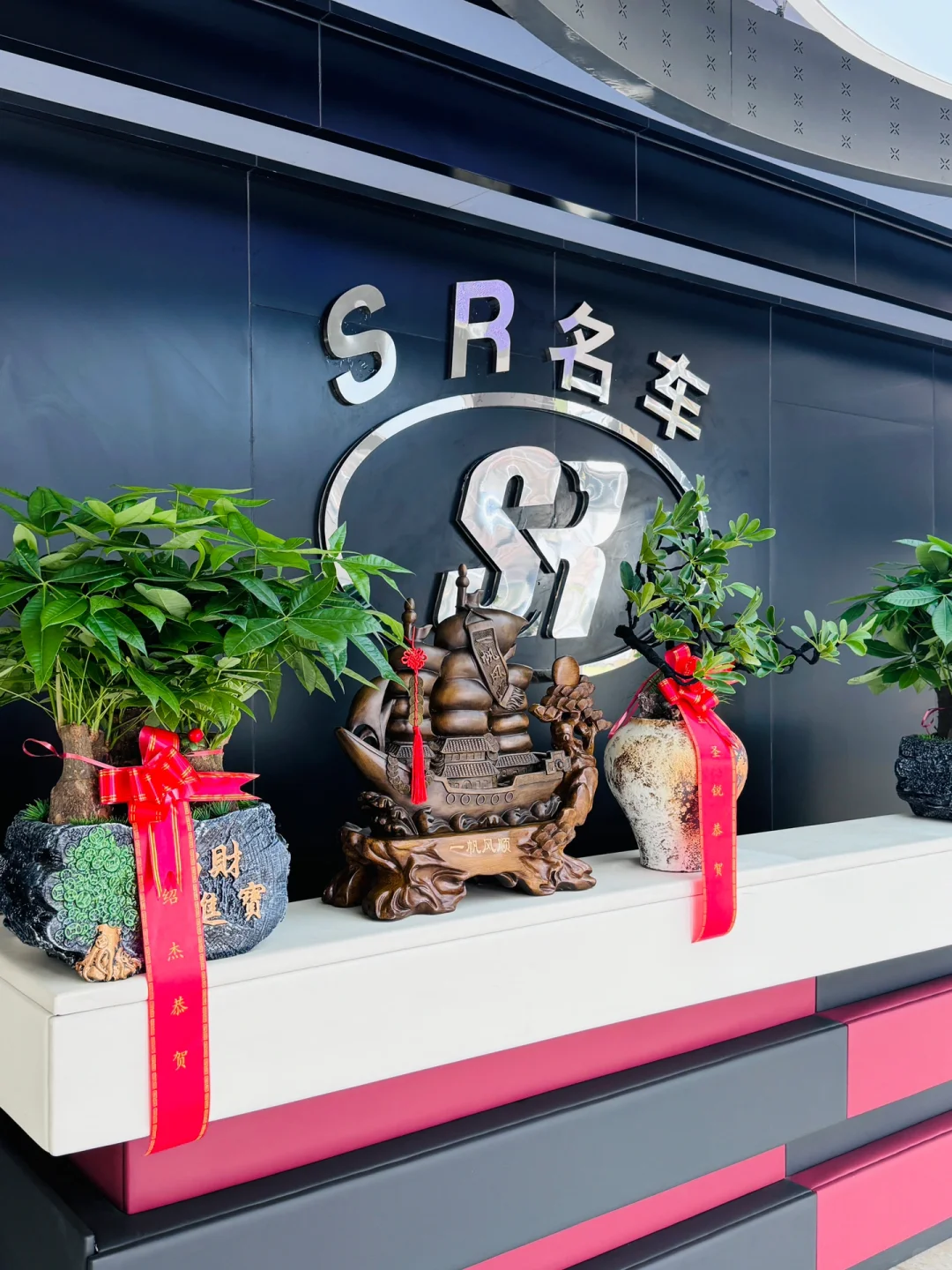 只有我找到了镜头并摆好了表情