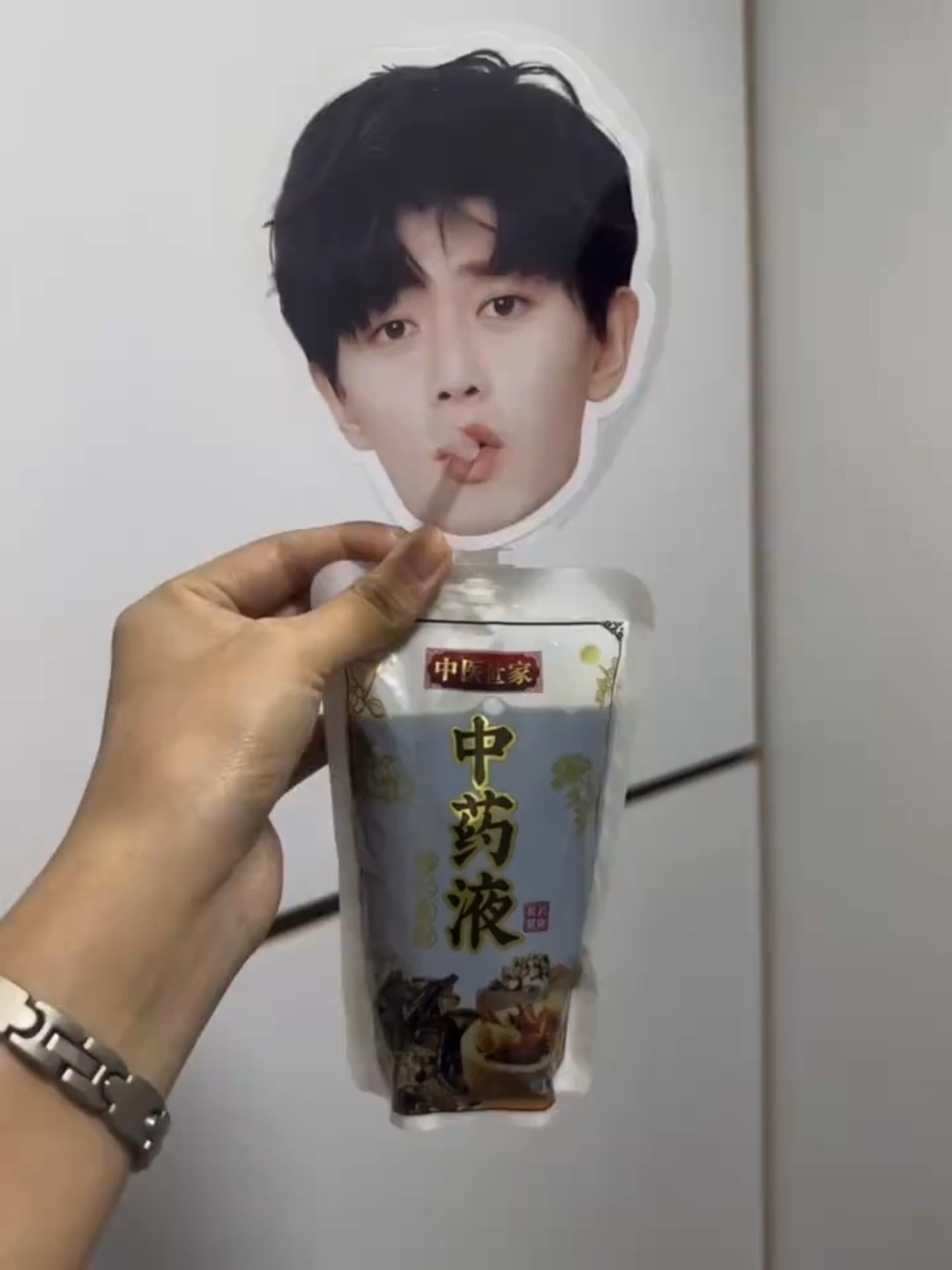 哈哈哈哈   为了哄自己喝中药我们超丝有的是办法但是我要为任嘉伦发声   因为他