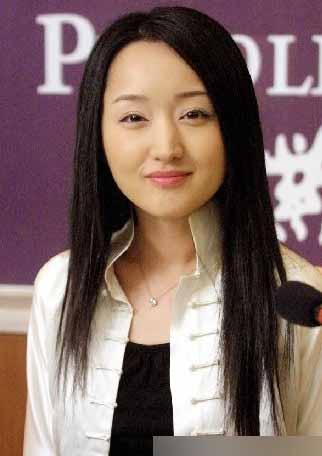 杨钰莹今年50岁了，依然单身，很多人都在问为什么。

其实，她不是被剩下，而是选