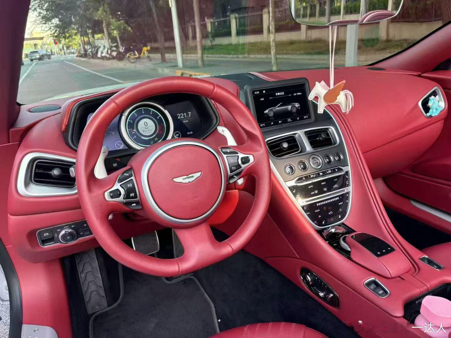 阿斯顿马丁DB11敞篷版22年 5000km ​​​