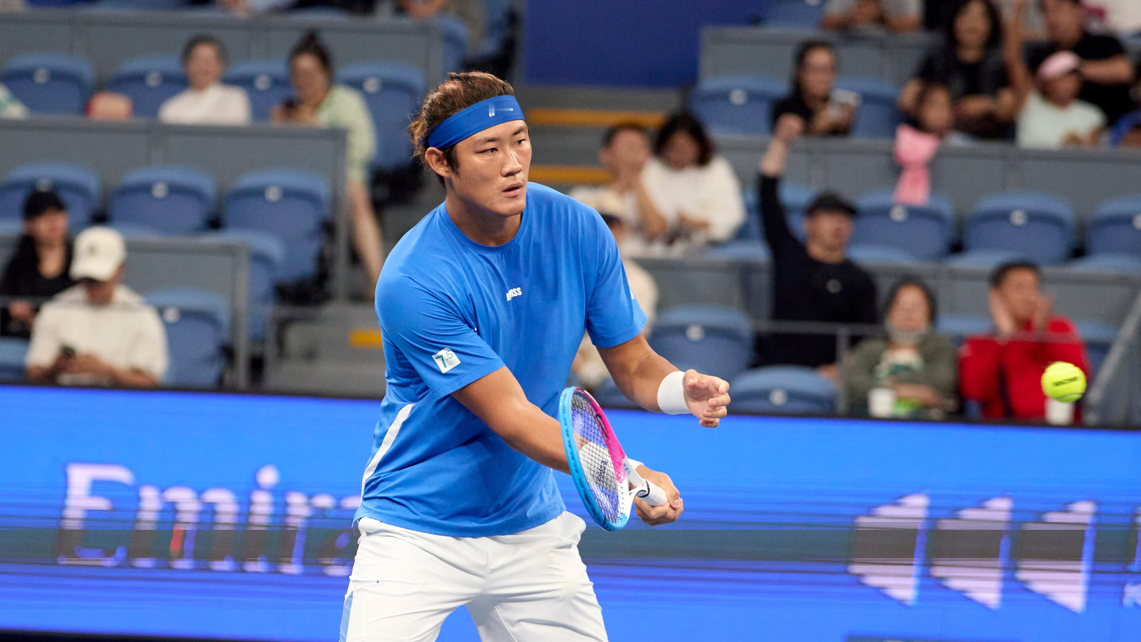 张之臻首进巡回赛决赛！杭州公开赛半决赛，中国一哥张之臻以7-6(3)/6-4击败