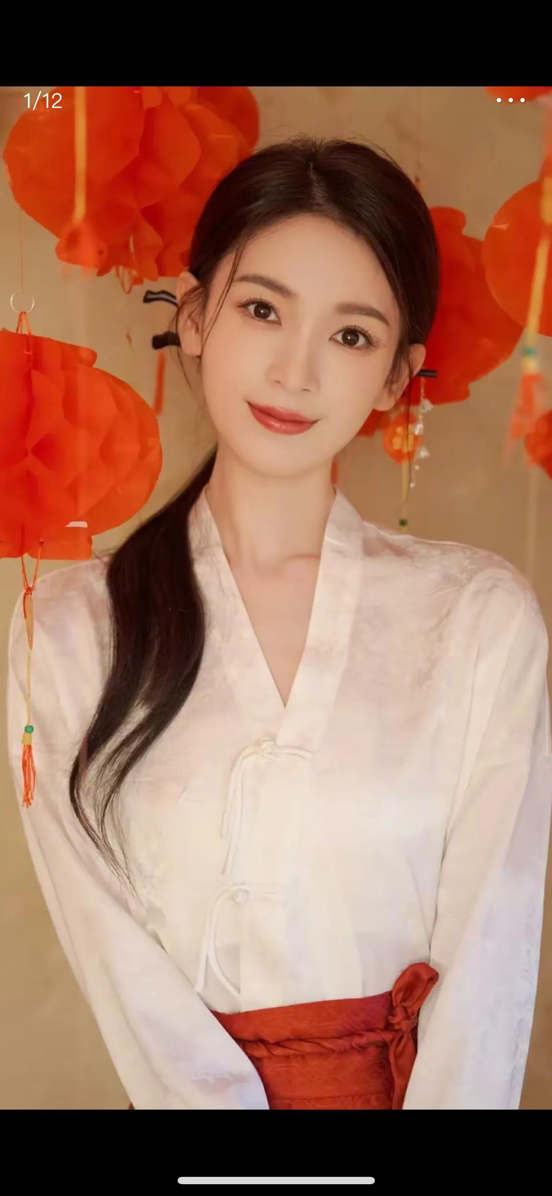 白衣红裙美女，给大家拜年了，祝大家都能找一个像她这么漂亮的女孩
