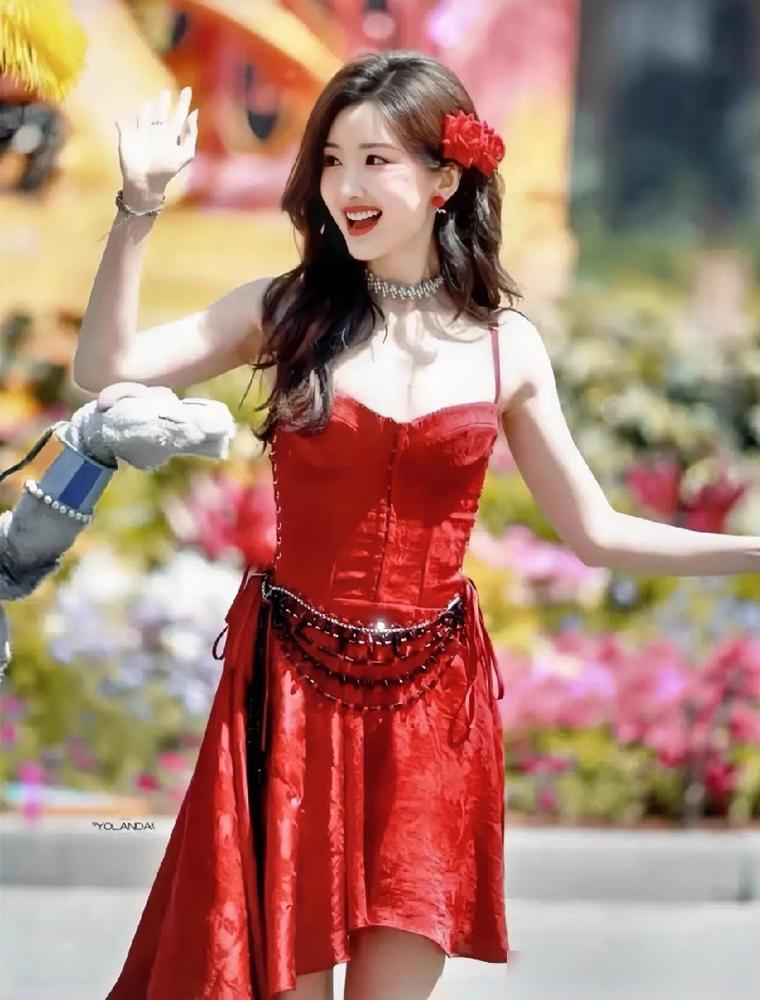 刚结束的电视剧品质盛典，毛晓彤直接美出圈！
渐变鱼尾裙加身，活脱脱精致洋娃娃，