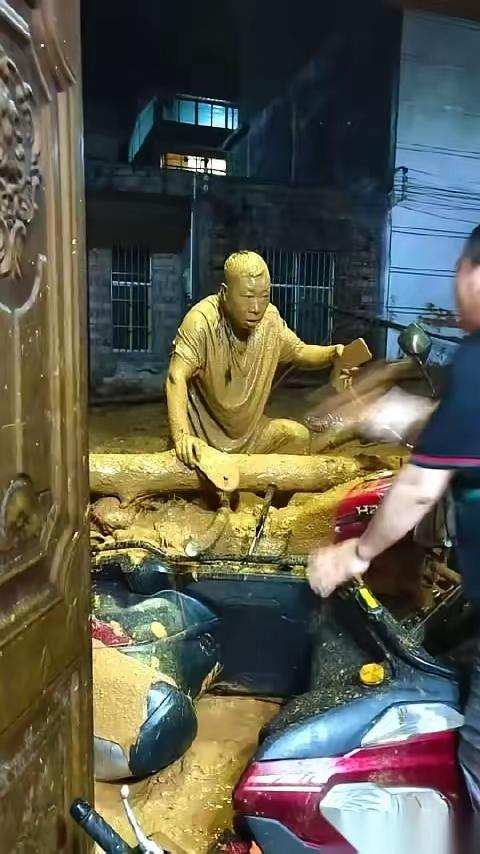 云南文山那个村长田如良，真把我看傻了。

山体滑坡，所有人都在拼了命往外跑，就他