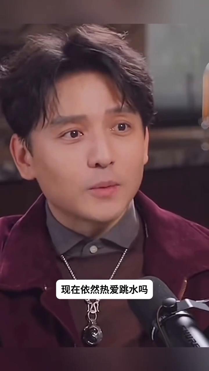 没想到张佳琪太敢说了。当记者采访到现在依然热爱挑水，我现在应该会觉得我不热爱他，