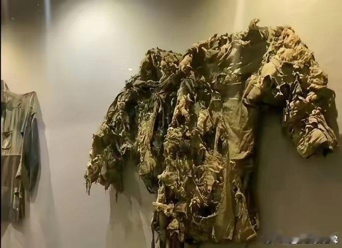 这就是黄继光被子弹打烂的军装！请停留一秒，向英雄功臣黄继光致敬！！ ​ ​​​
