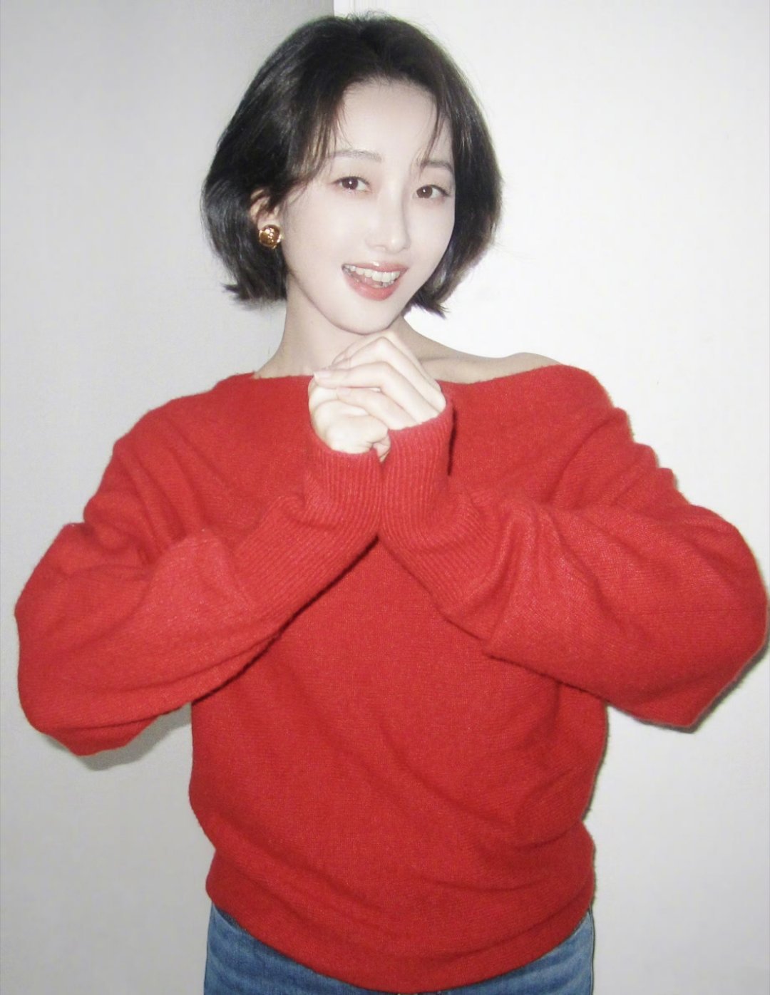 蒋梦婕这一身还挺喜庆的，我们又陪伴对方新的一年啦！