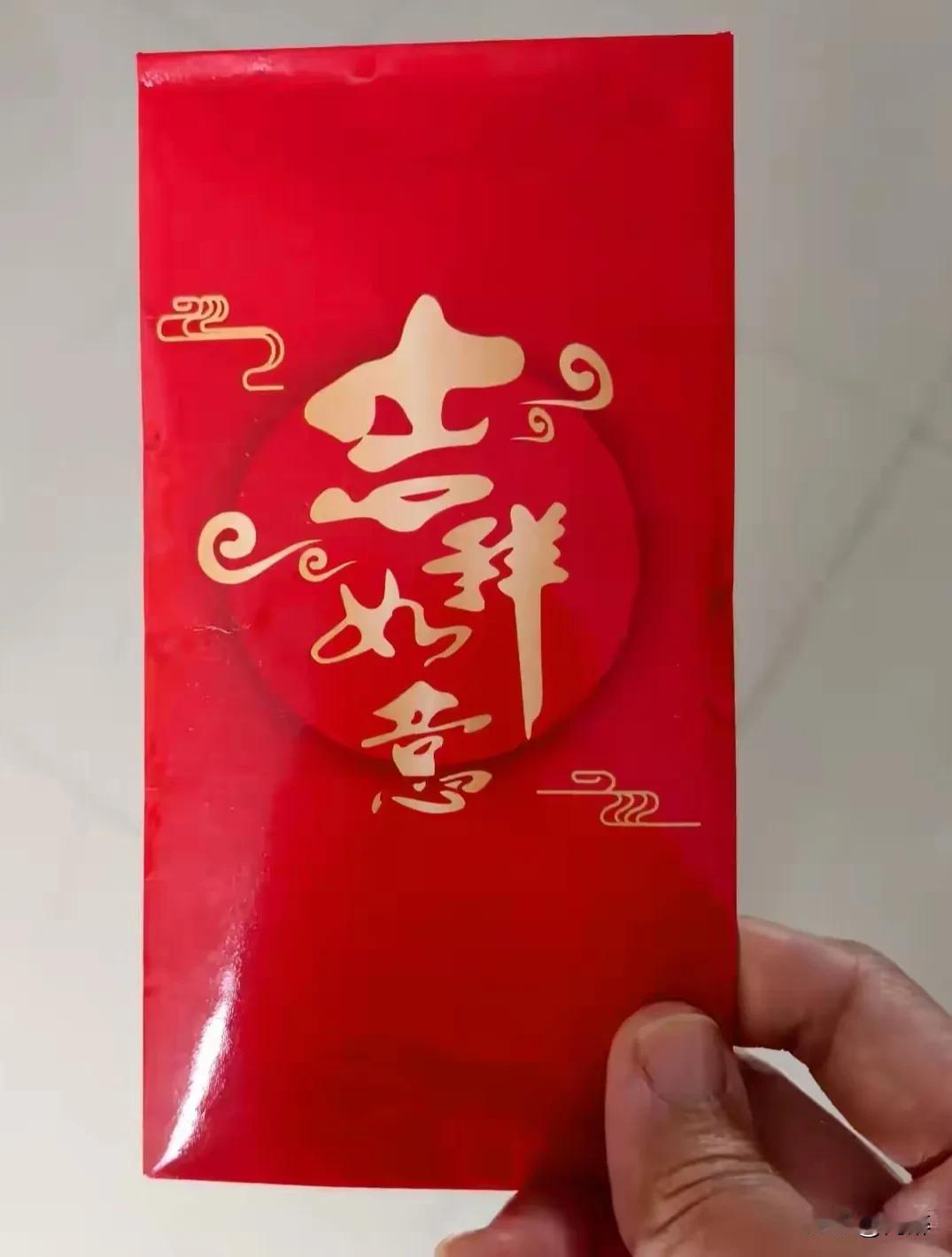 今天找打火机时意外发现老父亲床头边的一个酒盒里竟然整整齐齐码着五六十个红包，里面