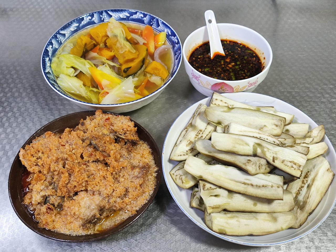 六月二十日的家常午餐安排妥当！软糯入味的粉蒸排骨，配上蘸水蒸茄子，清淡鲜美的杂蔬