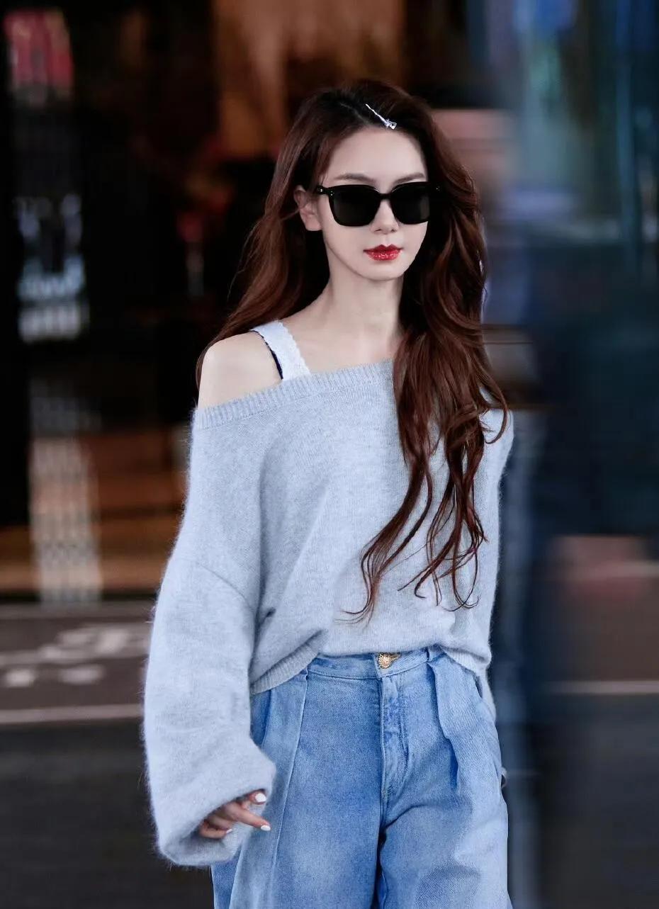 谁懂啊！戚薇这套私服看着就舒服！软乎乎的露肩毛衣+阔腿牛仔裤，藏肉又显腿长，还带