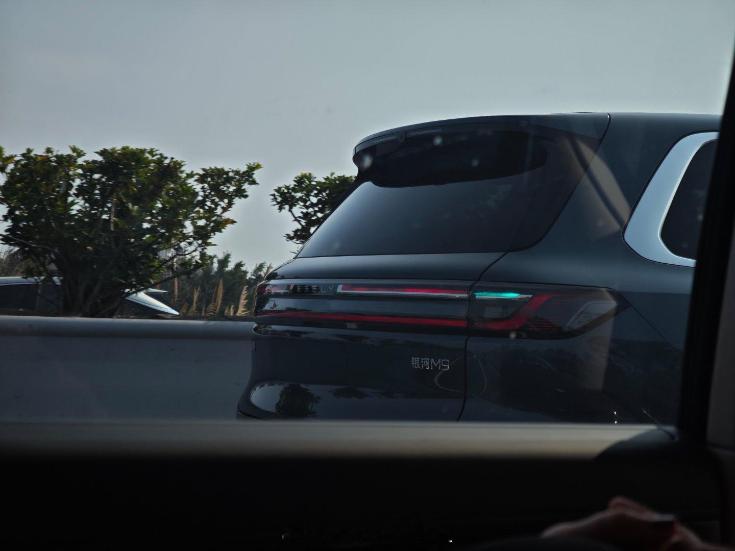 那些在高速路上开着智驾的新时代司机们