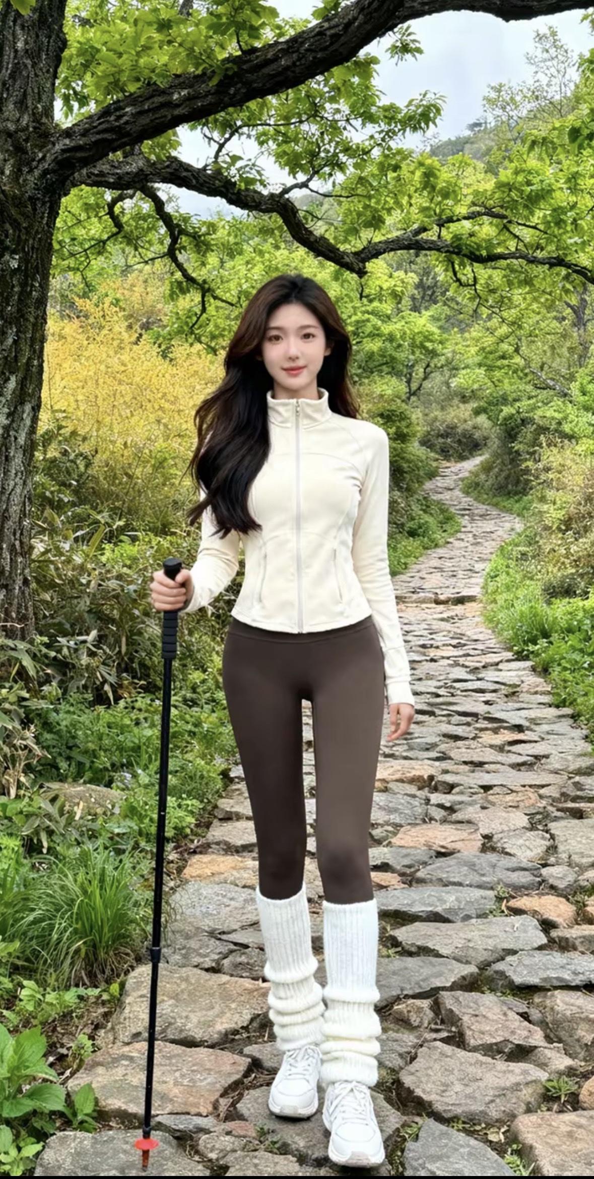漫步在绿意盎然的山间小径，感受大自然的宁静与美好。