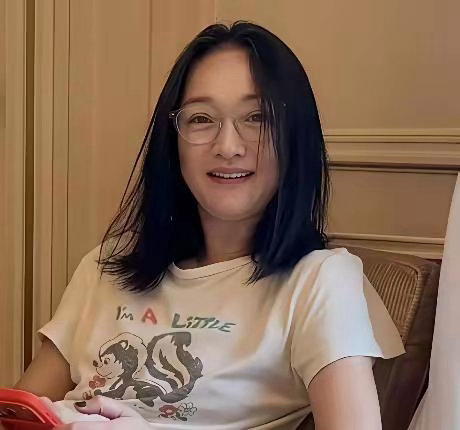 周迅从容展现岁月模样，青丝渐染白发，随性自然的状态，尽显松弛美感。 