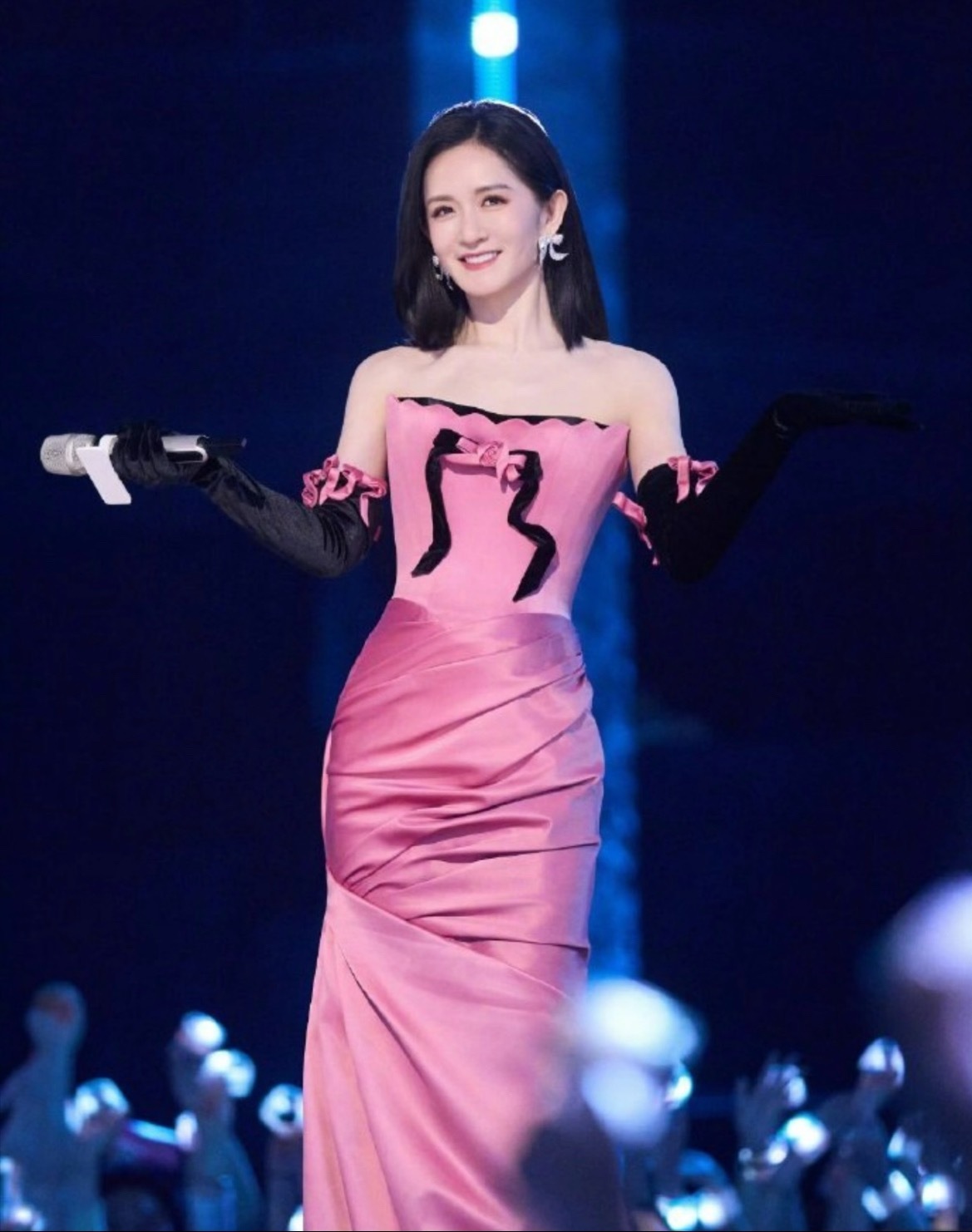 能不能让歌手演员都去考个资格证！主持人都有主持人证，内娱连经纪人上岗都要考个经纪