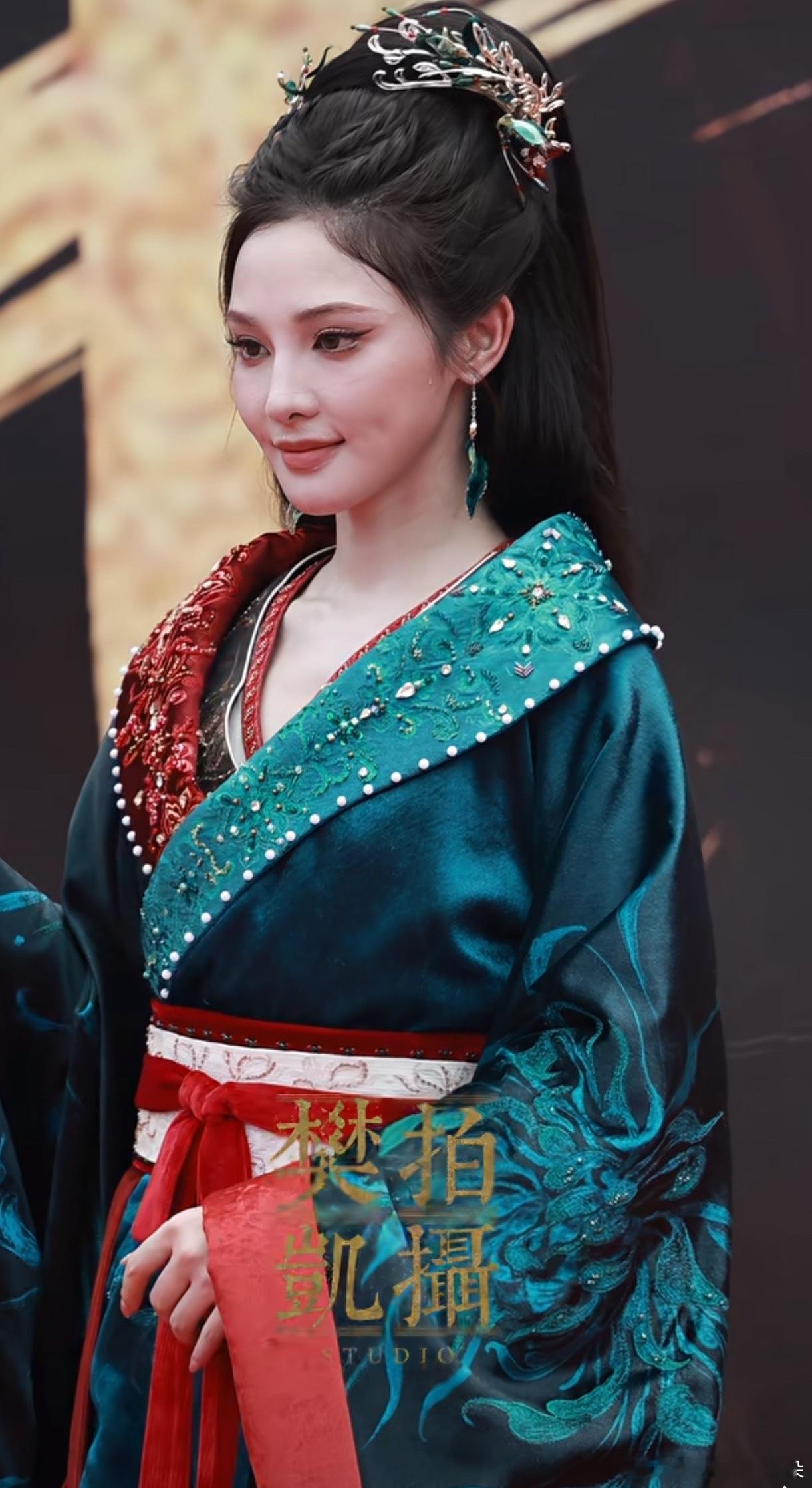 彭小苒也大变样了 