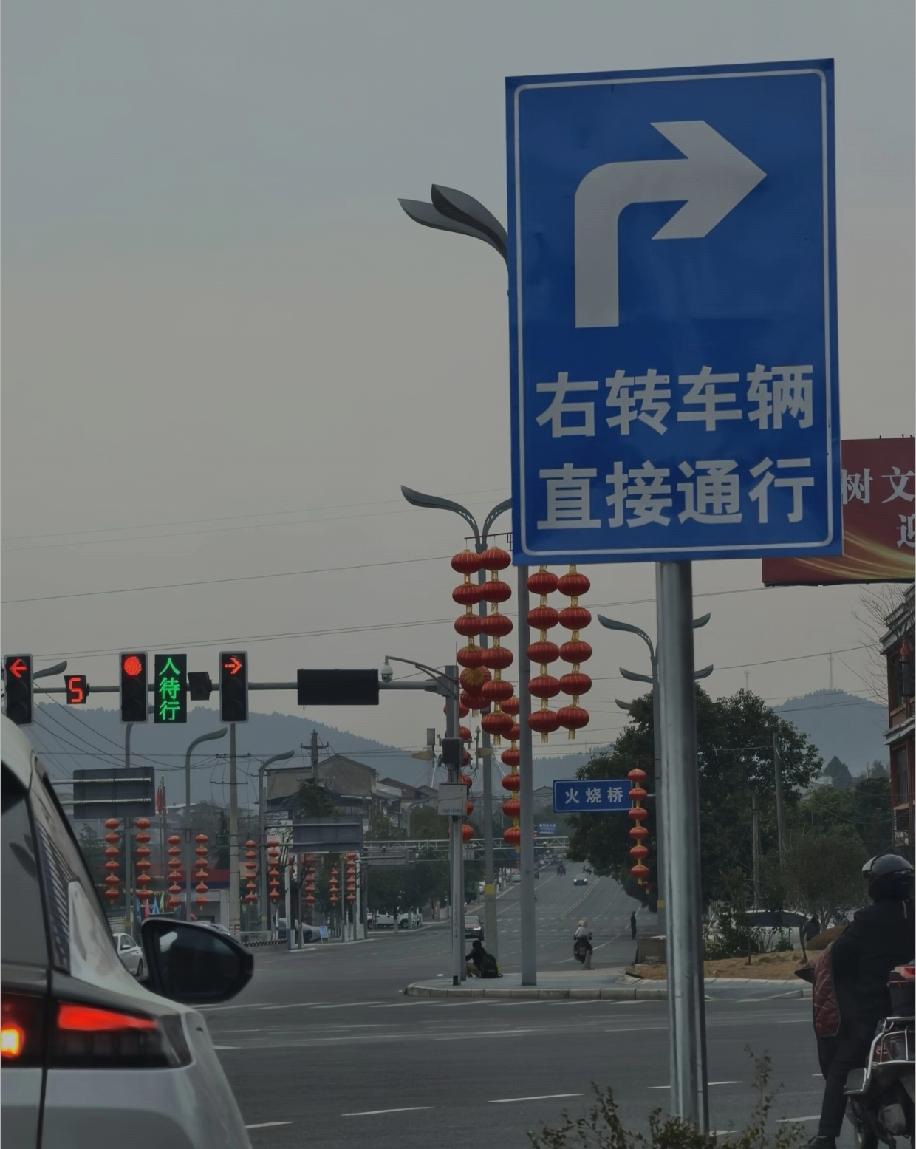 绵阳梓潼大手笔广场那个路口，是右转上汉蓉高速的必经路，我每次走这都犯迷糊，实在想