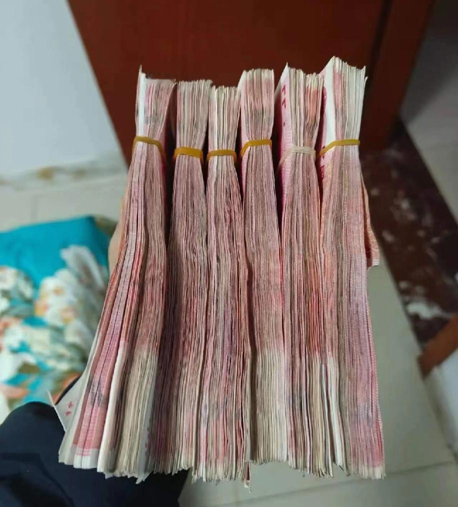 今年踏踏实实打工，终于攒下六万存款，心里满是成就感✨。没有什么捷径，全靠日常省吃