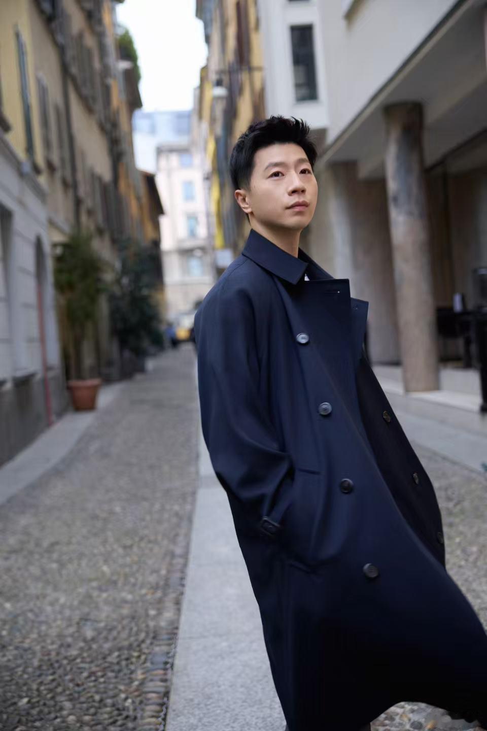 马龙线下原生状态马龙线下松弛感直面原相机也毫无压力，素颜状态满分，精气神满满，气