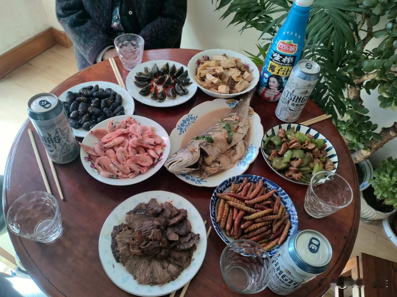 全国大多数地方晚上才开始吃年夜饭，我们中午就开始吃了，看看媳妇忙活了一上午，做了