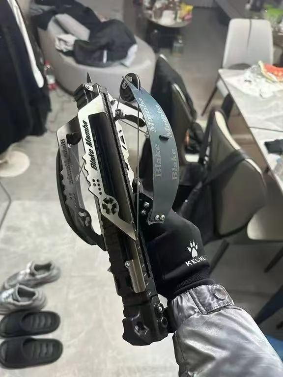 #网民多次在群里发虐猫视频网友报警#【一网民在群聊中发虐猫视频并称持有可伤人弩箭