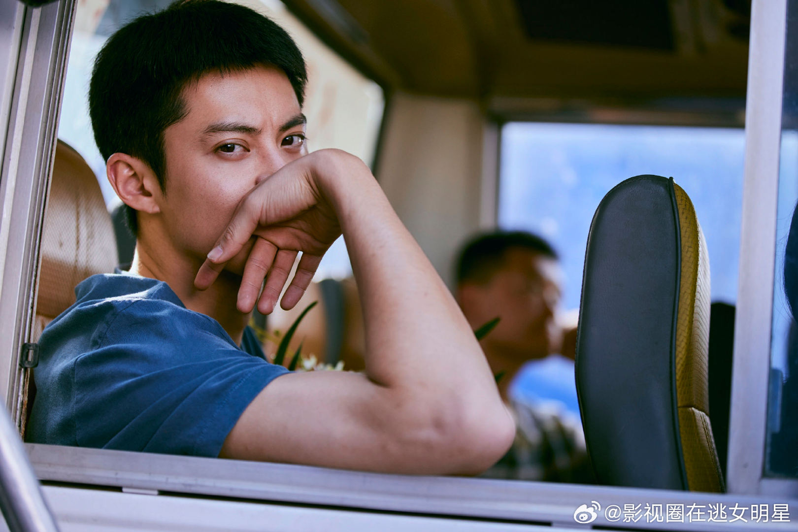 王鹤棣刑警造型王鹤棣刑警妆造《黑夜告白》要来了吗？有新预告！王鹤棣寸头好干练的刑