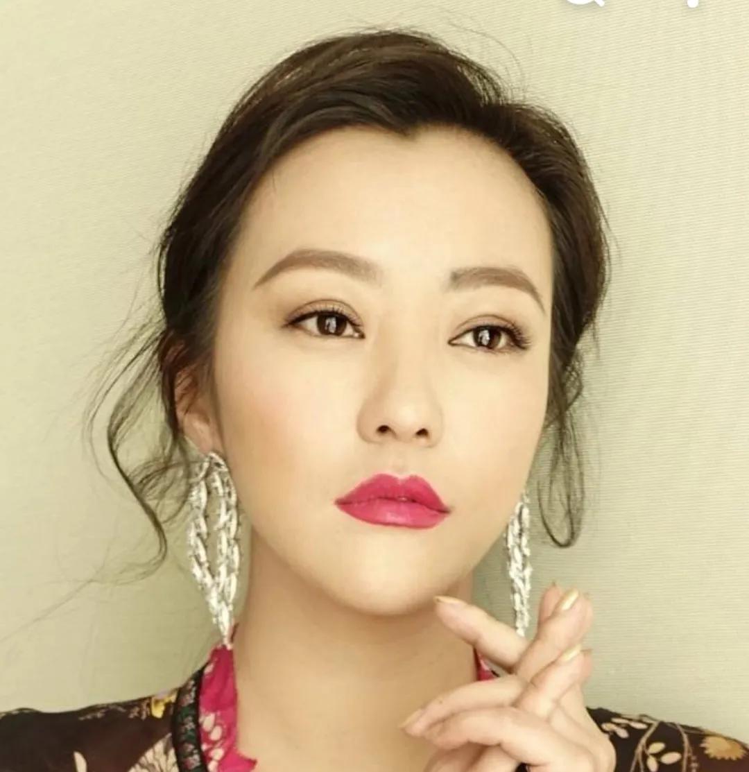 郝蕾的父亲是一名军人。军人家庭的背景使郝蕾的成长过程充满了军事化管理。父亲对她要