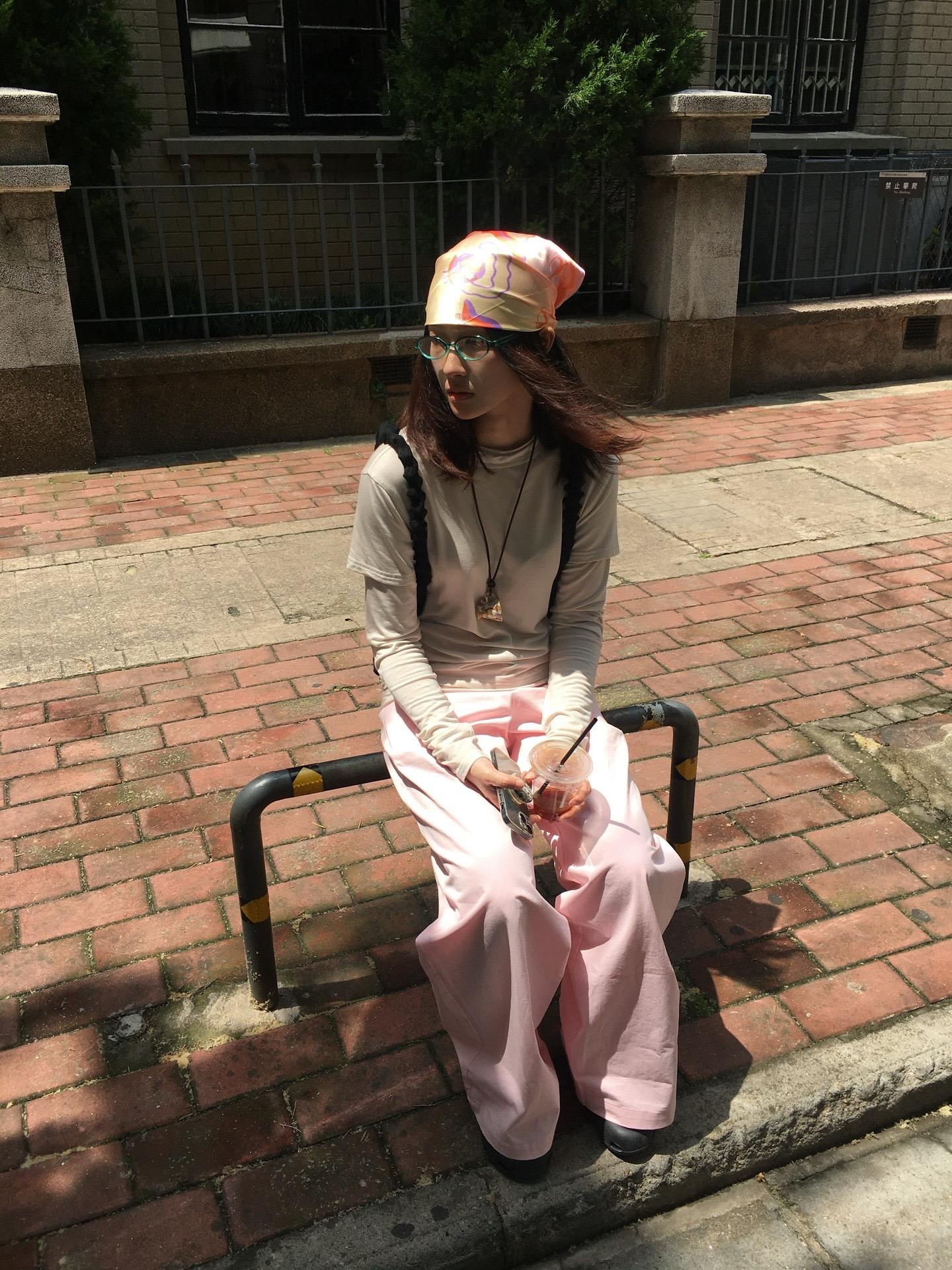 阳光下发光。