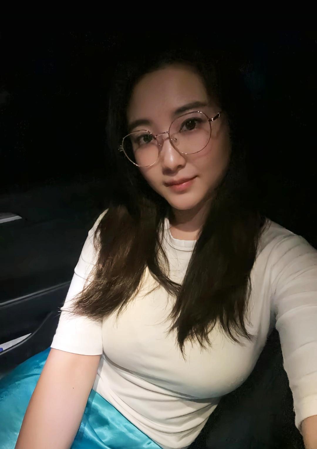 眼镜是点睛之笔，丰腴圆润恰到好处。