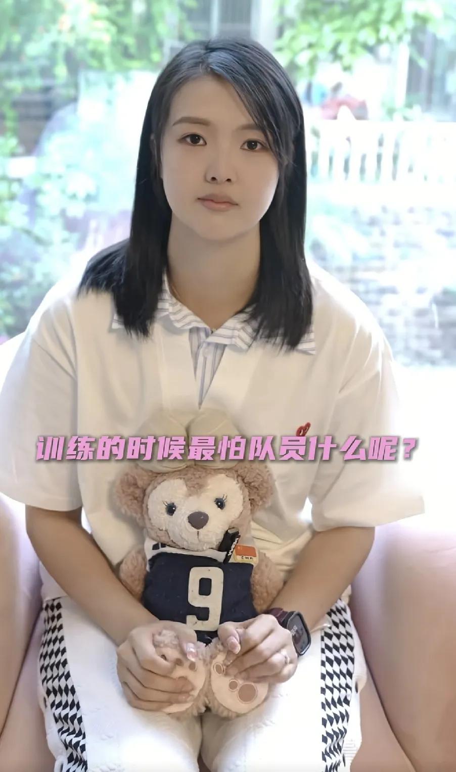张常宁说，
当了教练，受不了场上安静，
场上安静，便认为队员缺少了激情，
让队员