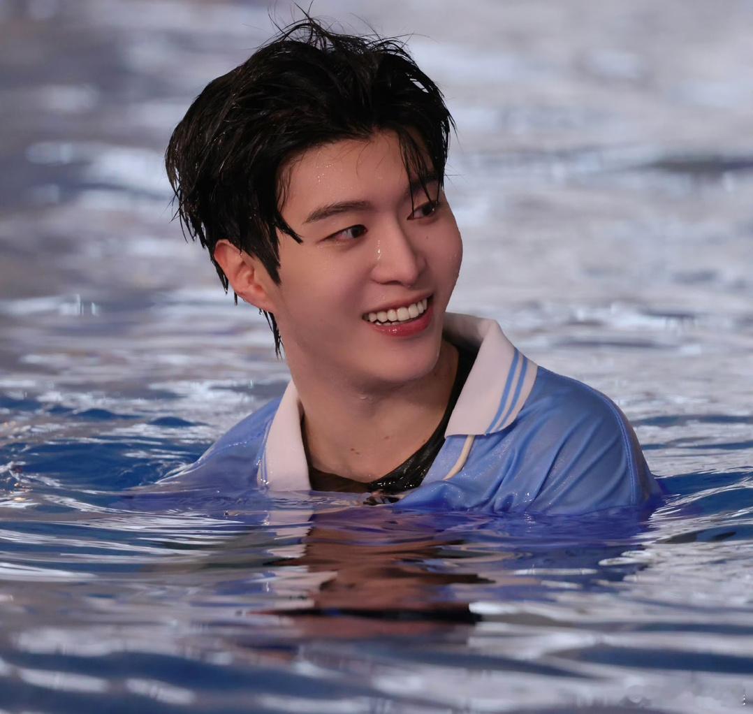 #范丞丞玩完泥巴又去玩水了#来自范丞丞的521玩水明信片！[好喜欢] ​​​