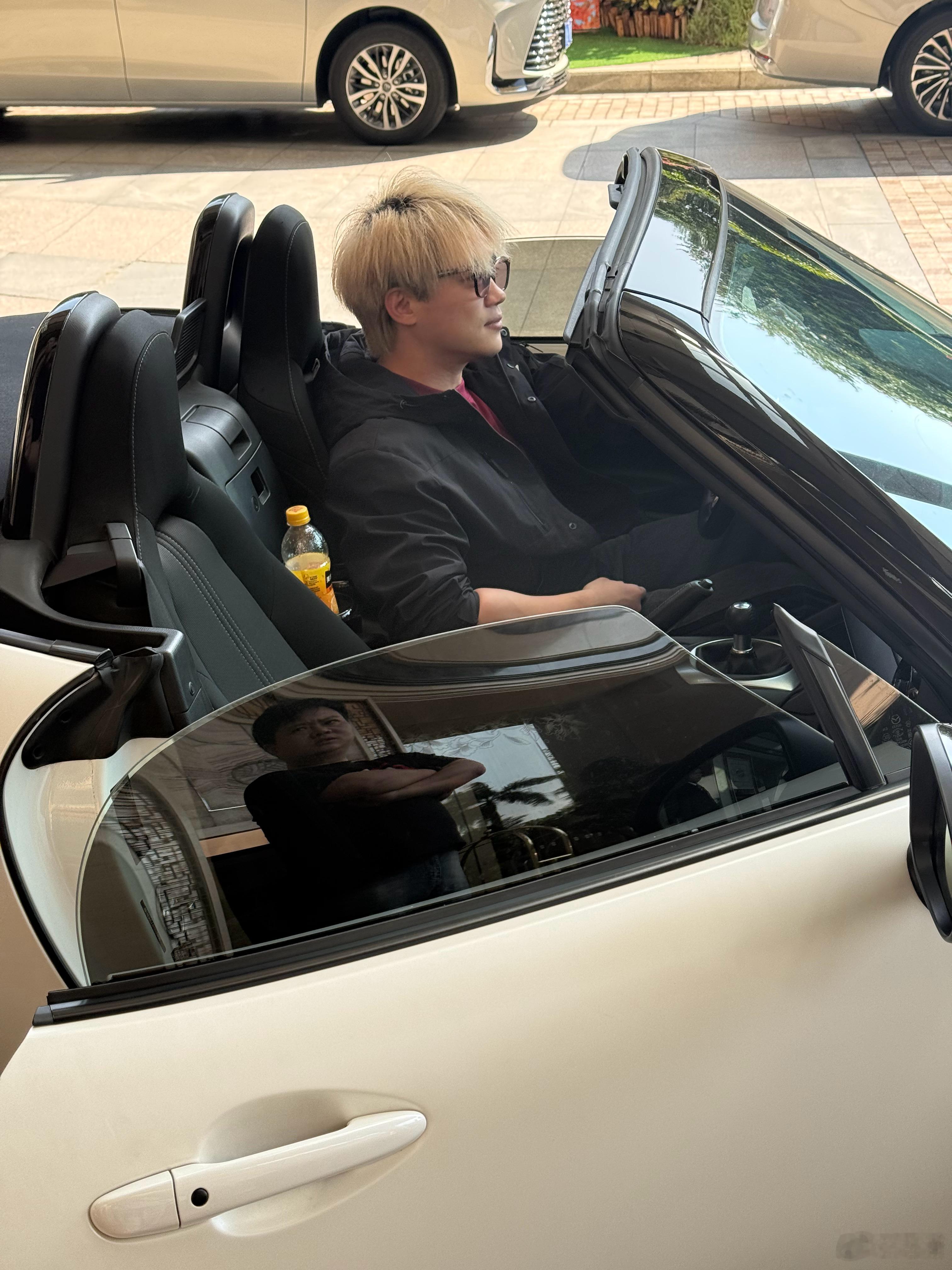 准备出发去小鹏新总部，到楼下一看鬼鬼祟祟地租了一辆MX5，我趁他办手续的机会坐驾