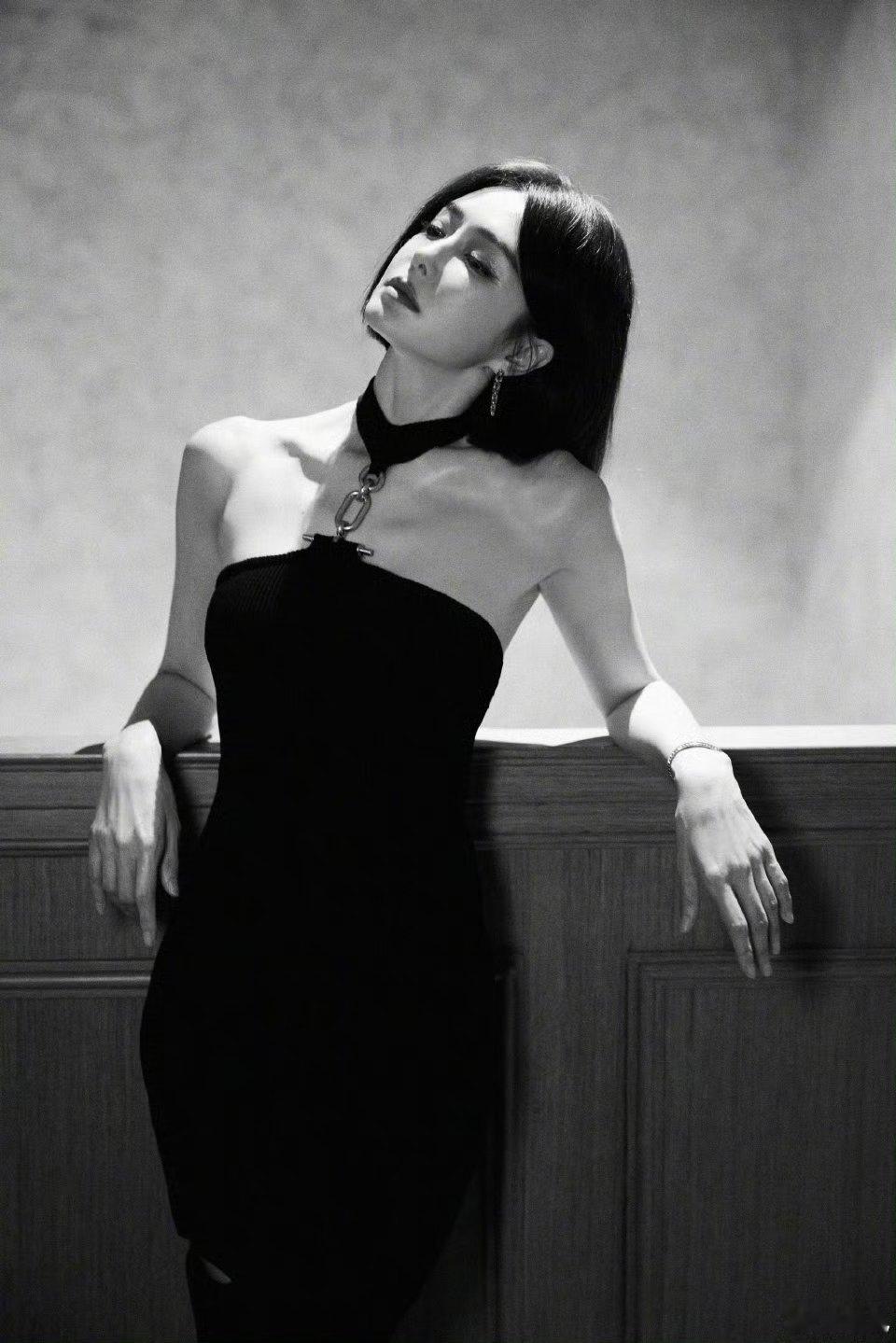 秦岚红毯造型演了部双女主戏 星光大赏两套造型美得各有特色，西装A爆，黑裙飒美，秦