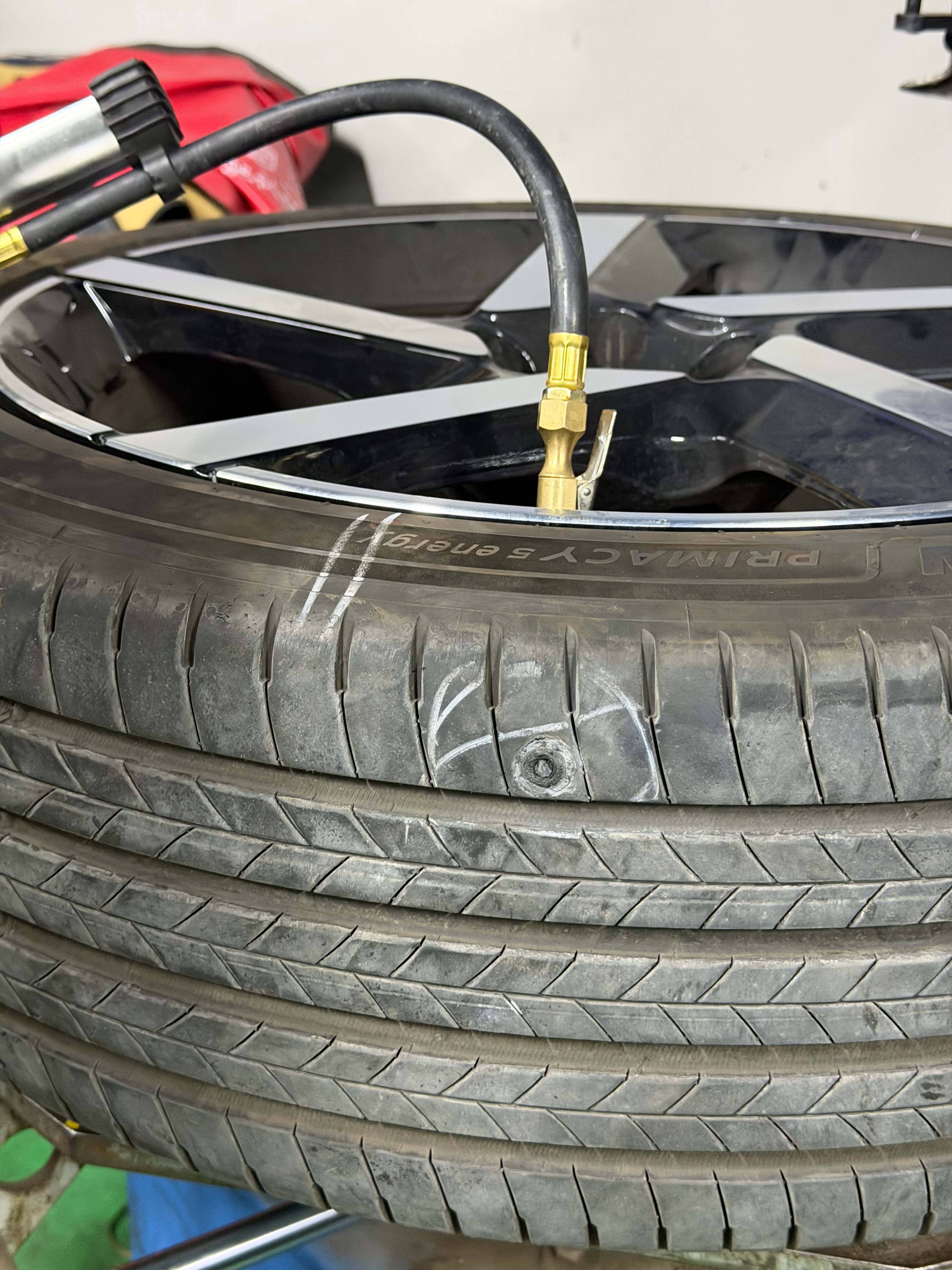 车子在光雾山服务区的充电站扎了一个巨大的钉子，巨大，刚刚下高速补好，钉子拔出来一