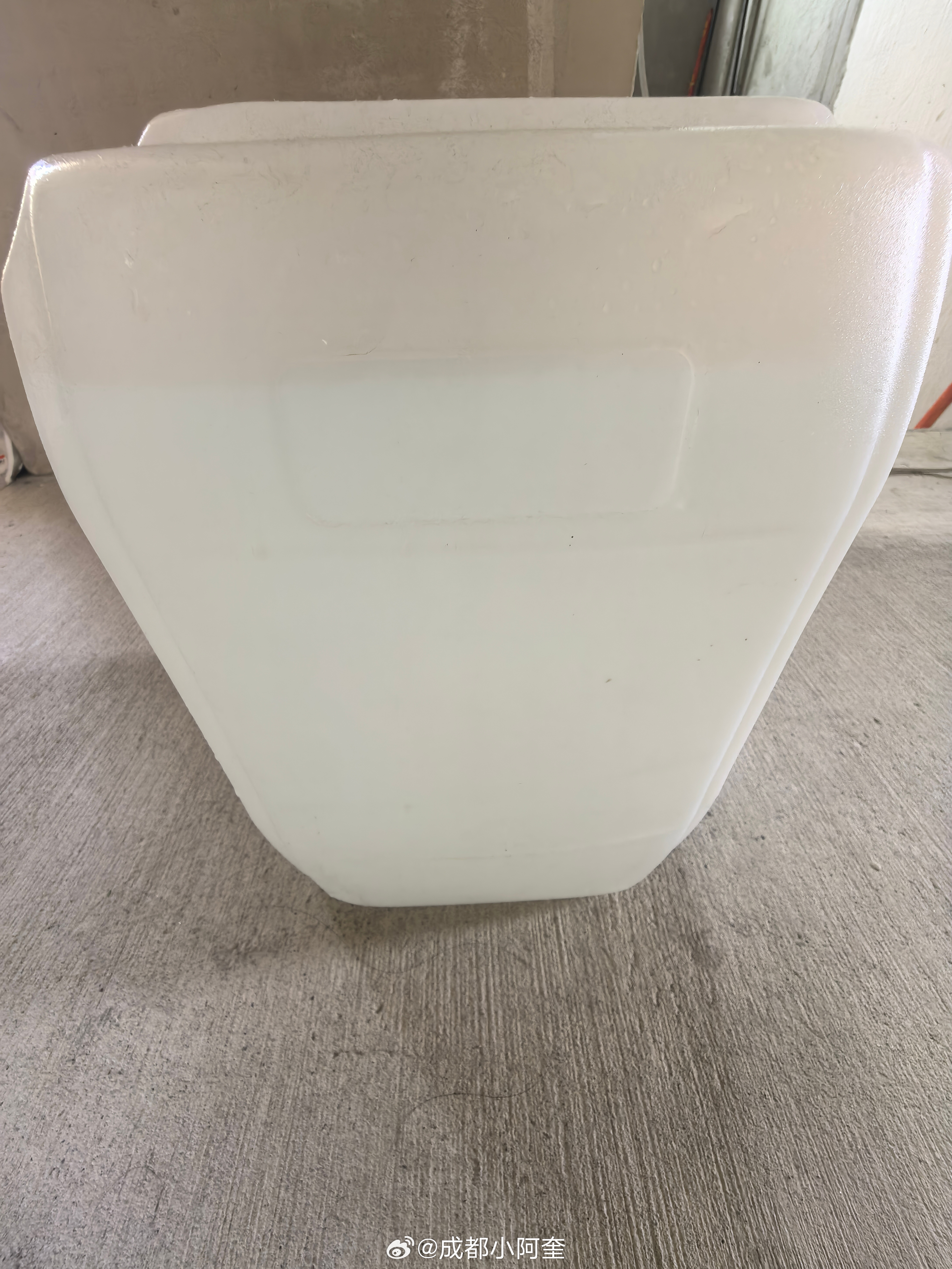 去健身房的意义已经不大了，就地取材，25kg。 眉山
