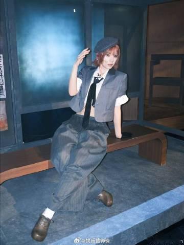 黄灿灿一公造型 报童帽加上黄灿灿的甜美气质，瞬间让舞台亮起来，仿佛元气光芒溢出屏