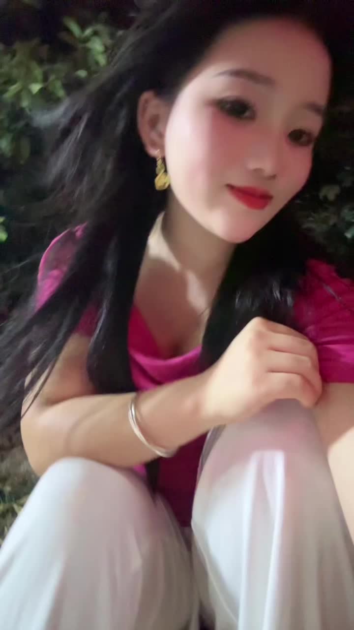 无法重来的一生，请尽量快乐，善待自己，好好生活，享受各种情绪，允许一切发生…”