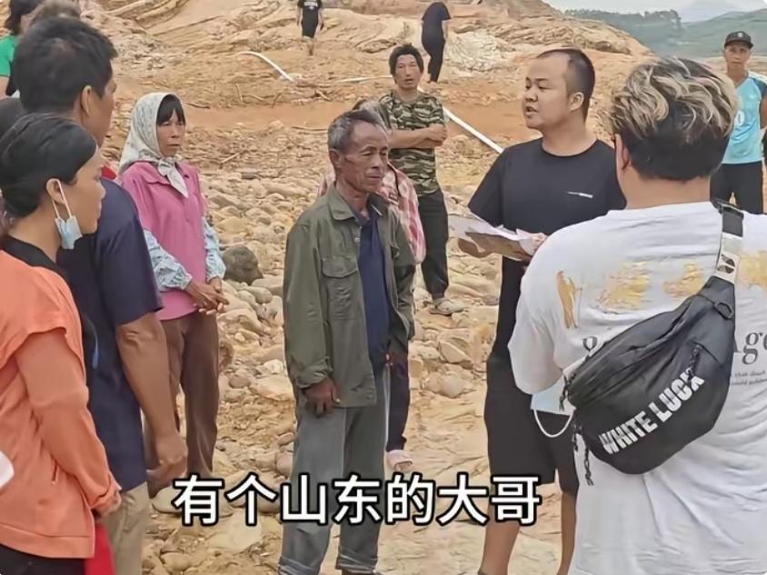 山东大哥给韦大哥捐1万块
​韦大哥要跪下感谢大哥，被拉住了。
有越来越多的人亲自