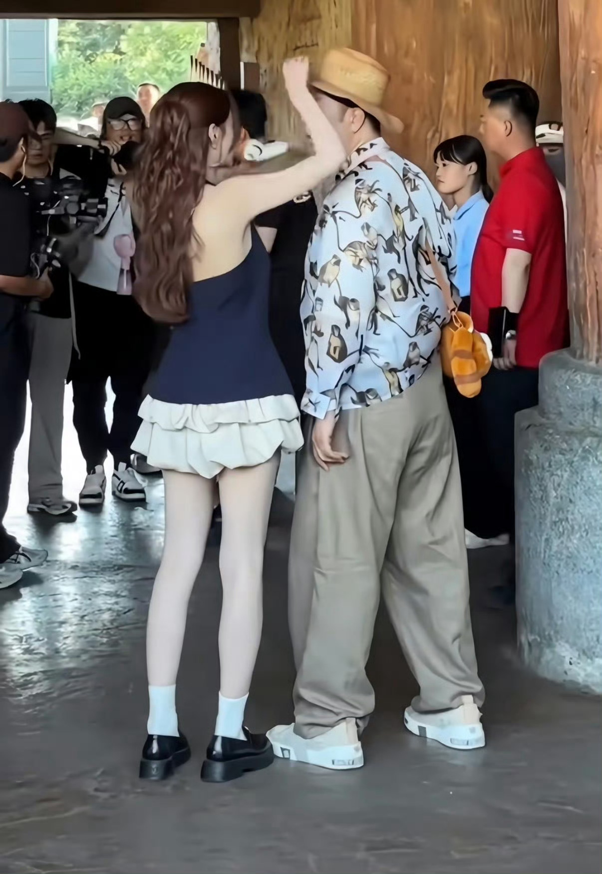 沈梦辰 全身涂粉底液，沈梦辰很早就大方坦诚自己会上全身粉底，从来没立天生白皮人设