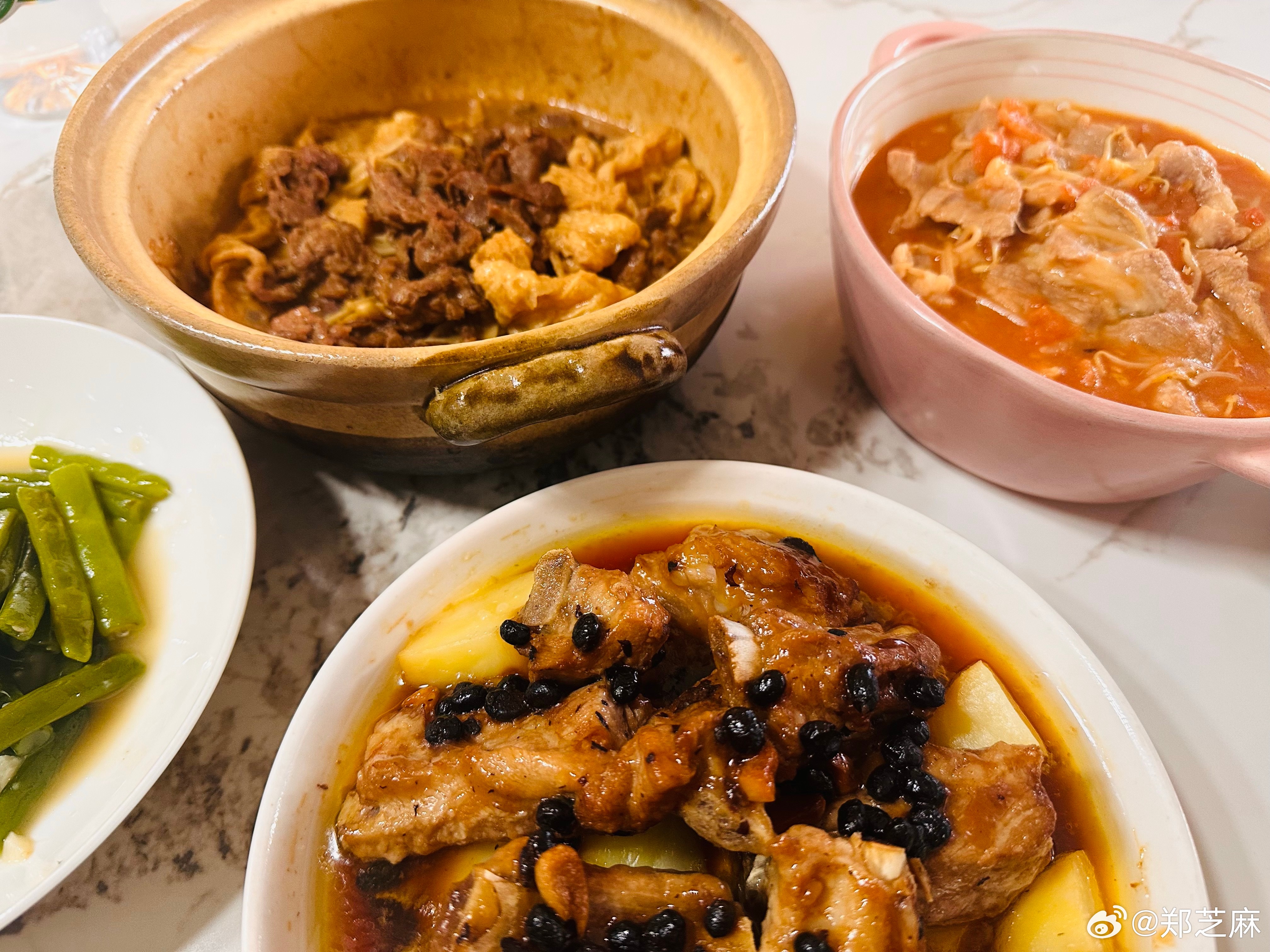 对做饭突然很有感觉了，跟着一个潮汕妈妈学的：番茄滑肉、沙茶牛肉煲、豉汁排骨，挺成