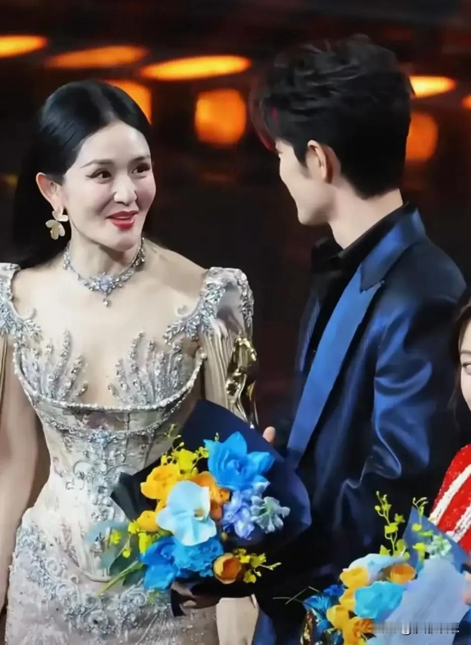 谢娜在微博之夜说，肖战每次出新作品，她都会发信息祝贺。这像不像咱职场里，前辈对那