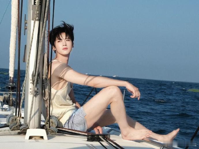 闫桉身材管理免检有闫桉这么权威的身材进入内娱闫桉这身材管理真的免检，从脸到腹肌都