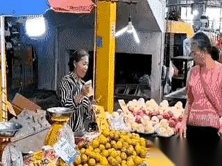 网传的一段画面里，那双布满皱纹的手，动作快得连镜头都差点没捕捉到。
走位顺滑，下