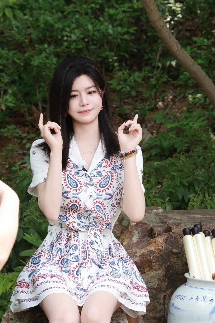 陈妍希一晚上亮相两档芒果综艺 啊，《雪崩》才知道啊陈妍希昨晚去了歌手现场，昨晚她