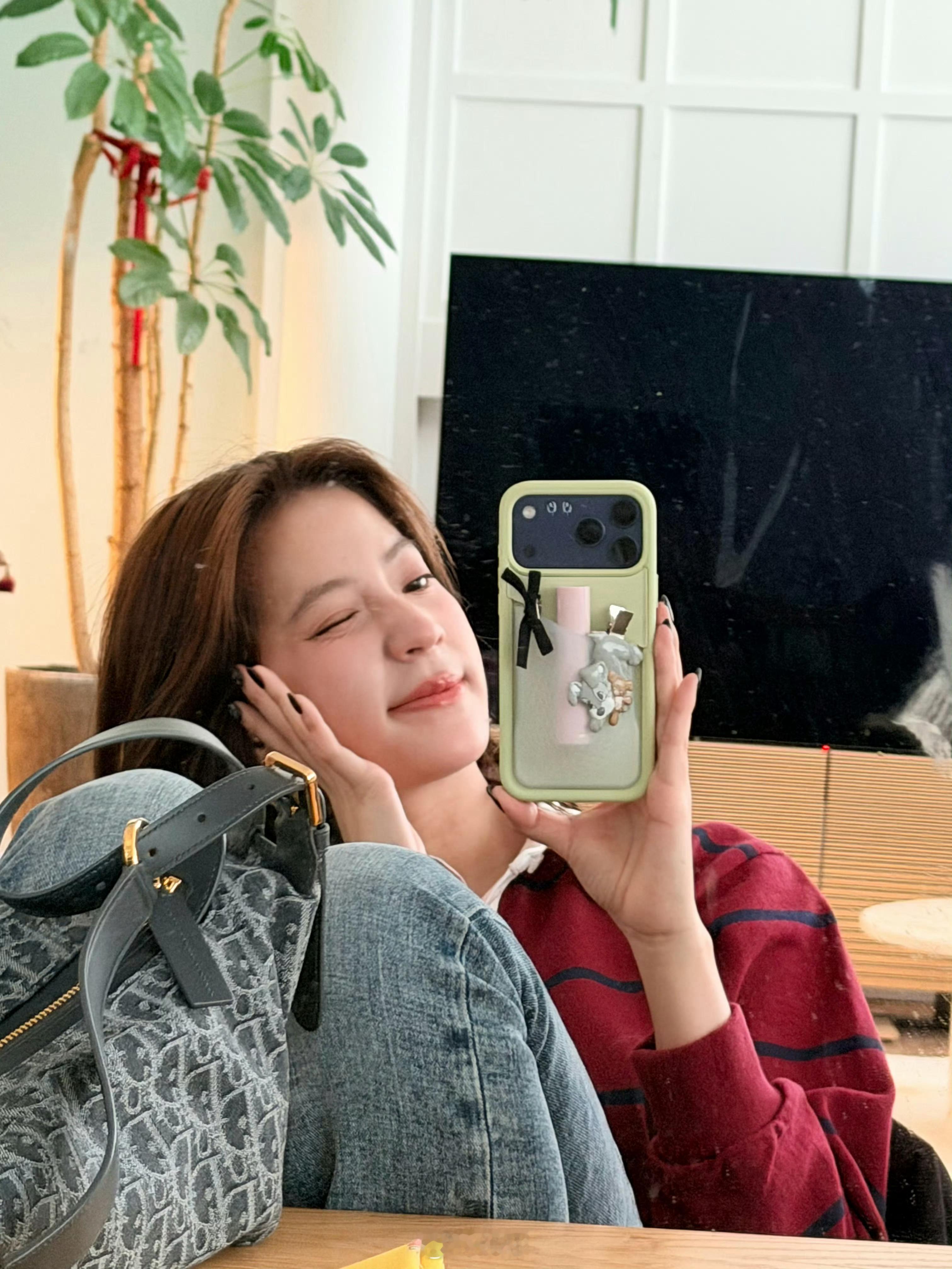 手上的iPhone 17 Pro Max突然就不香了！iPhone18将首次启用