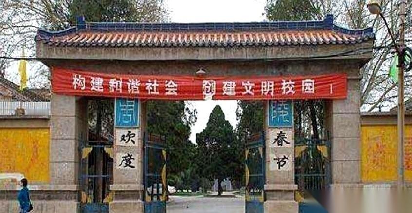 咸阳一中，没了。
真的，就这么没了。2014年就撤了。
现在的小孩儿，一聊起咸阳